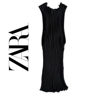 Fine knit top with high neck and sleeveless design